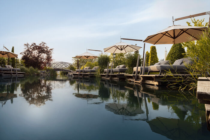 750 qm Naturbadesee mit Relax-Liegen in einer großzügigen Gartenanlage